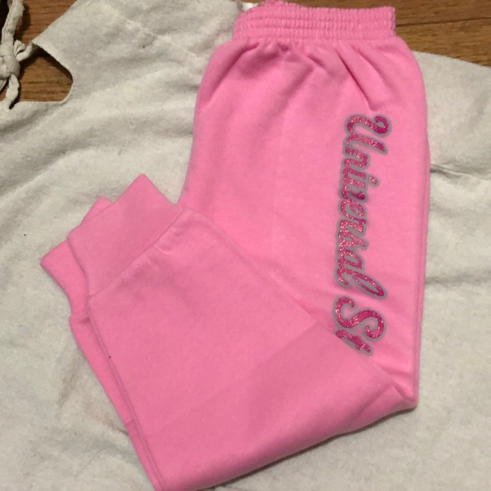 Girls sweat pants.❄️